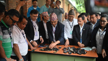 टक्सारमा यसरी जोखिँदै छ विमानस्थलबाट बाहिरिएको सुन (फोटो फिचर)